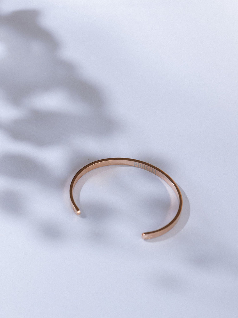 Roségoldenes offenes Armband von PURELEI auf sanftem Hintergrund, elegant und modern.
