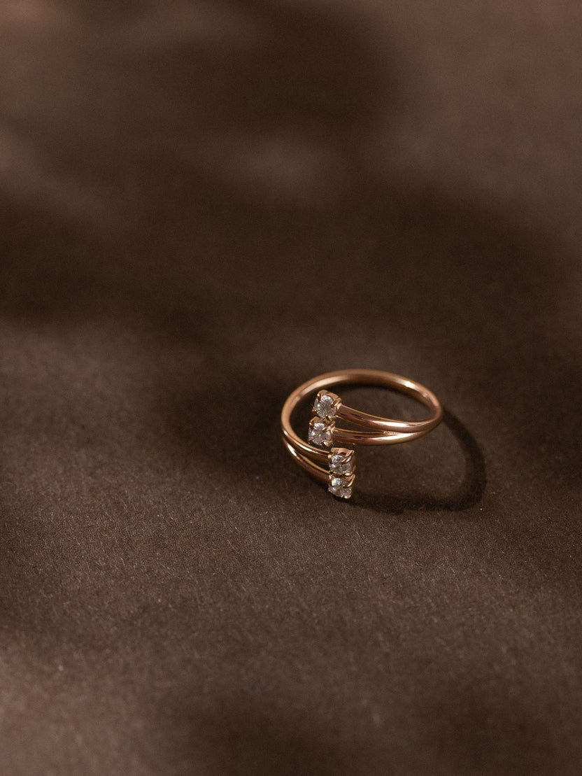 Eleganter Ring aus Silber mit funkelnden Steinen, PURELEI, auf dunklem Hintergrund.