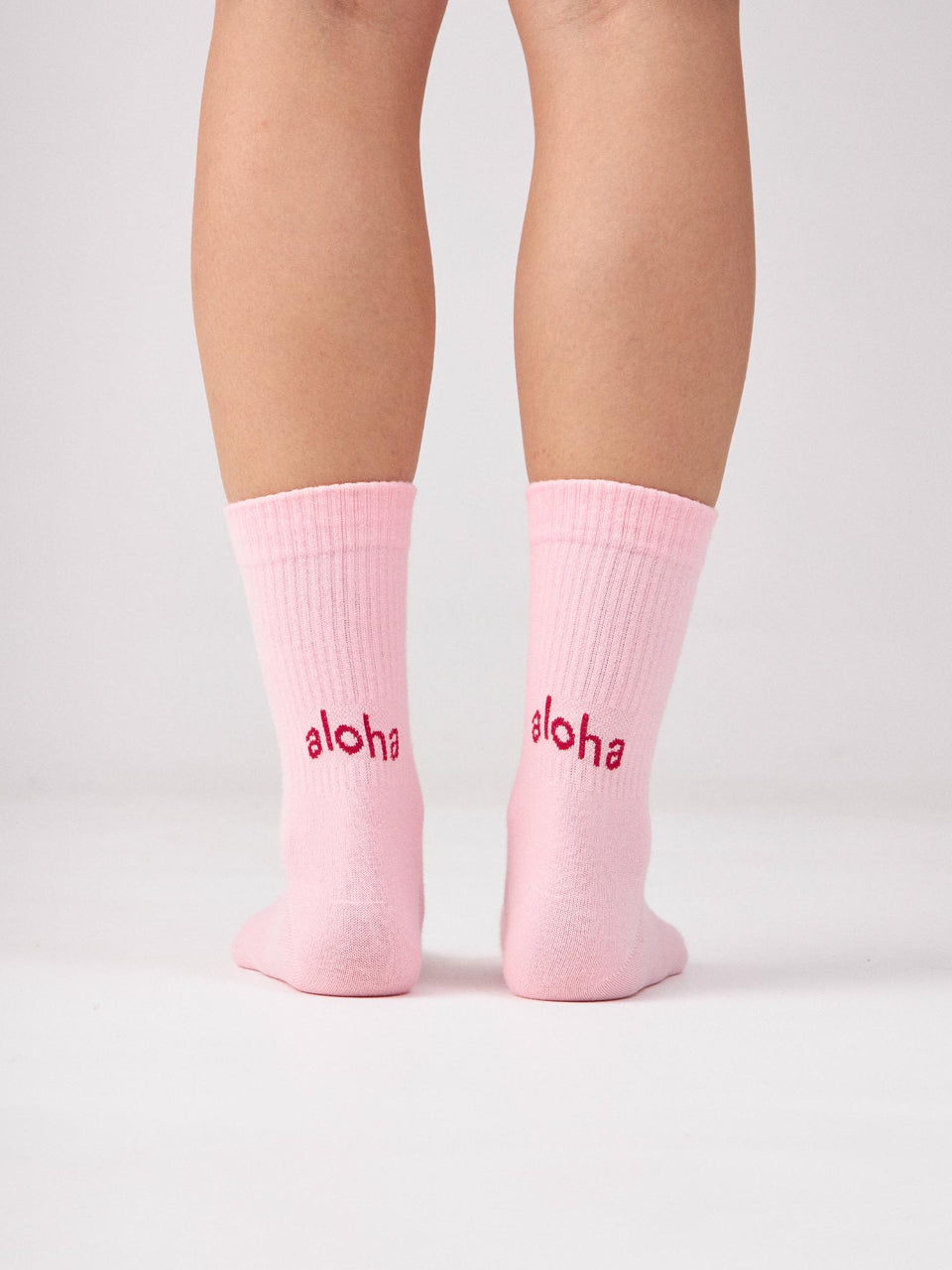 Tennissocken-Set aus Bio-Baumwolle in Rosa mit rotem Aloha-Schriftzug, sanfte Textur, PURELEI inspiriert.