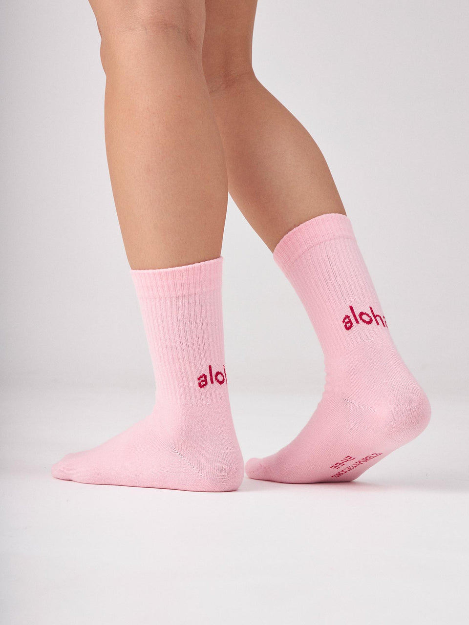 Tennissocken-Set aus Bio-Baumwolle mit rotem „aloha“-Schriftzug, feminine Sommer-Ästhetik von PURELEI.