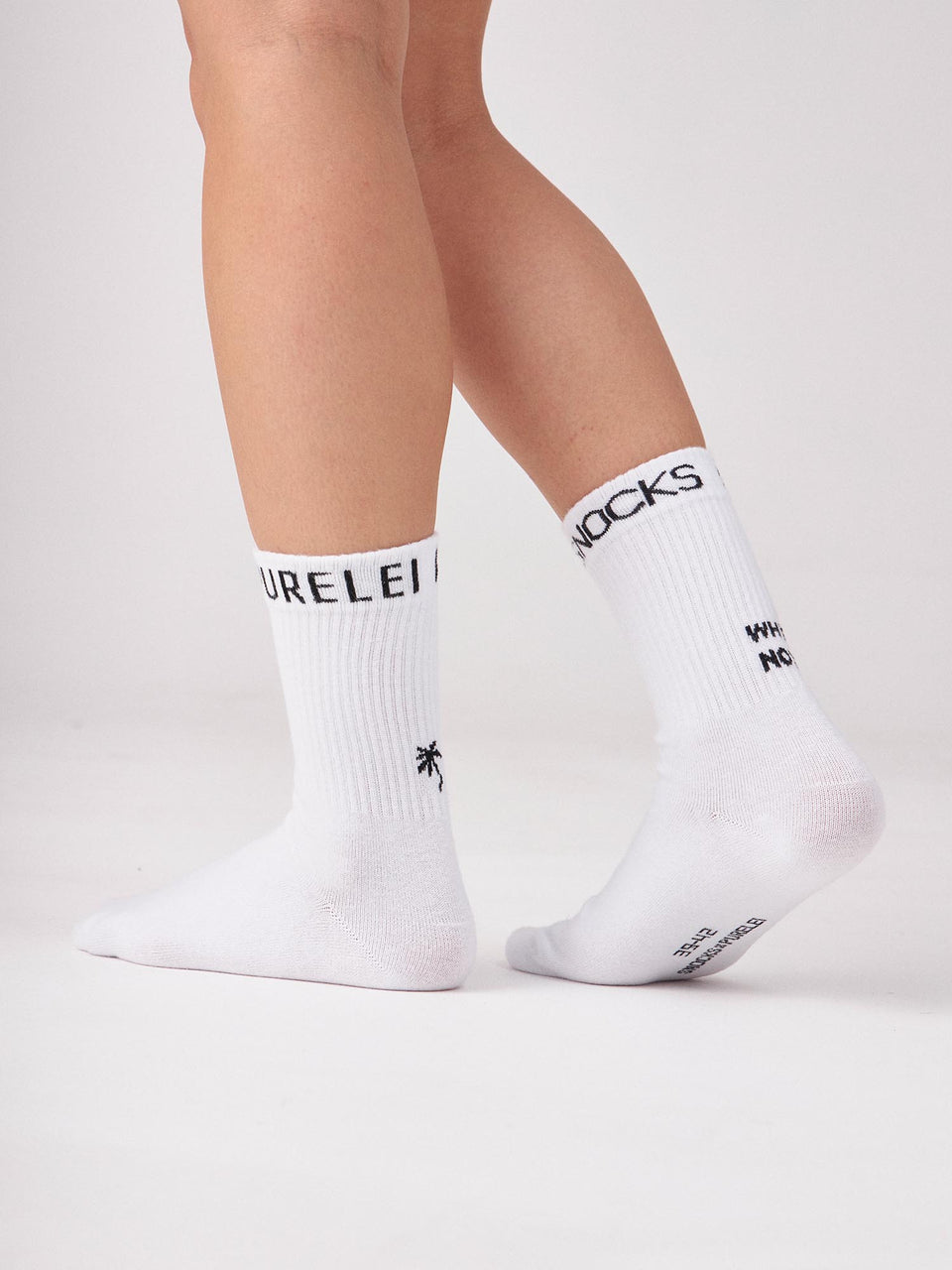 Tennissocken-Set aus Bio-Baumwolle in Weiß mit PURELEI und SNOCKS Schriftzug, clean & sommerlich elegant