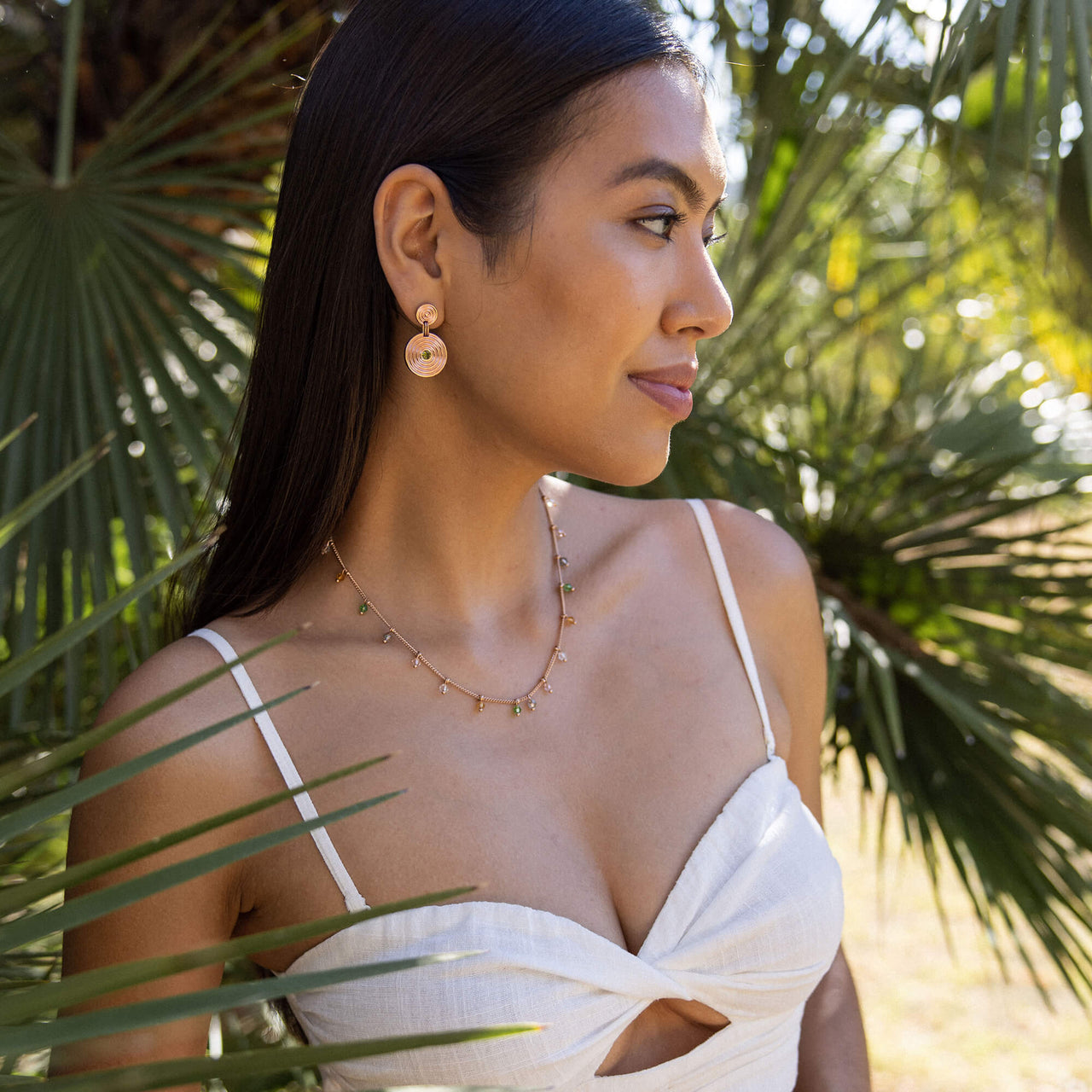 PURELEI Boho Kette aus vergoldetem Edelstahl mit bunten Glasperlen, getragen im sonnigen, tropischen Setting