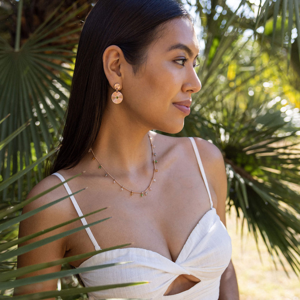 PURELEI Boho Kette aus vergoldetem Edelstahl mit bunten Glasperlen, getragen im sonnigen, tropischen Setting