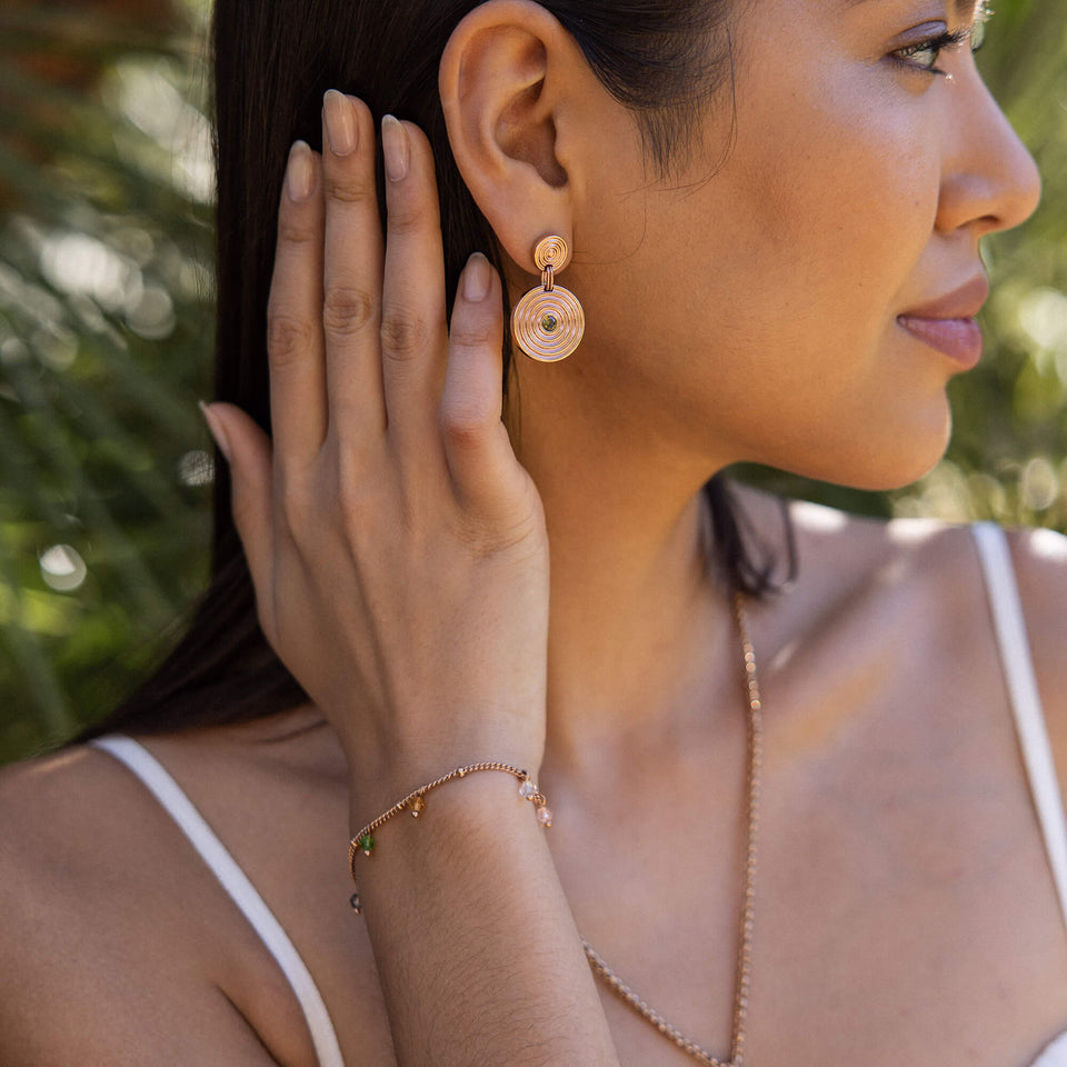 Boho Armband von PURELEI aus 18K Roségold mit bunten Glasperlen, zart am Handgelenk, sommerlich und feminin.