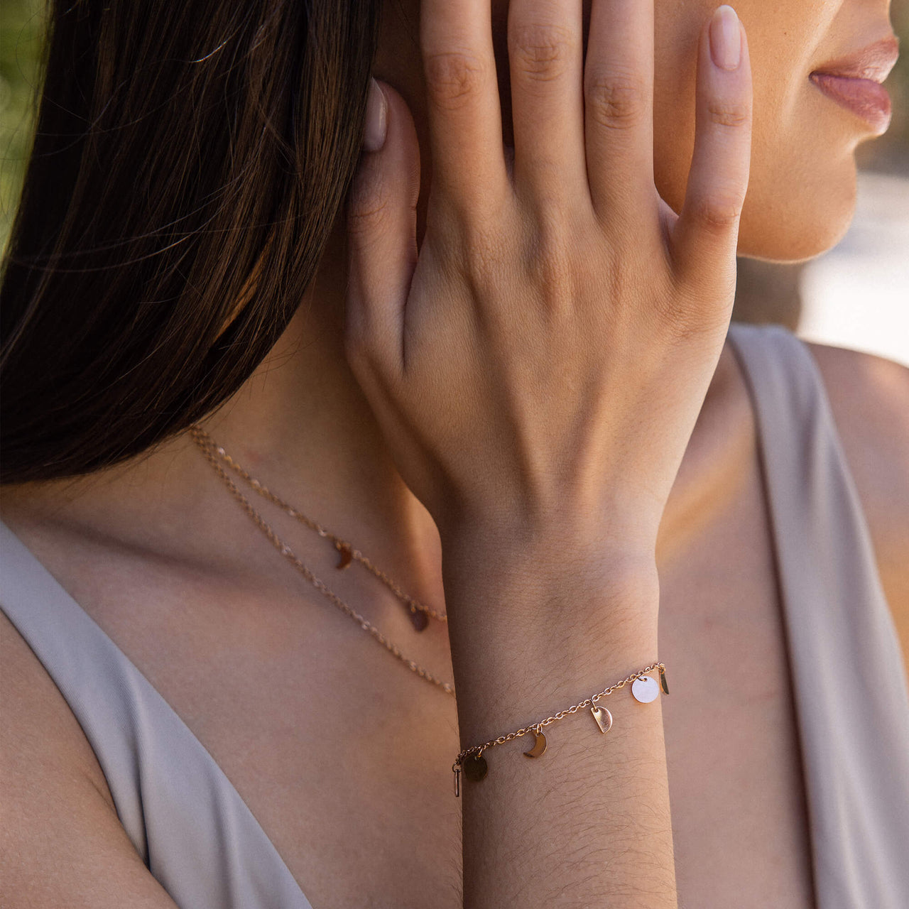 Luna Armband in Roségold mit Mond- und Herzanhängern, zart am Handgelenk, strahlt feminine Hawaii-Eleganz von PURELEI aus