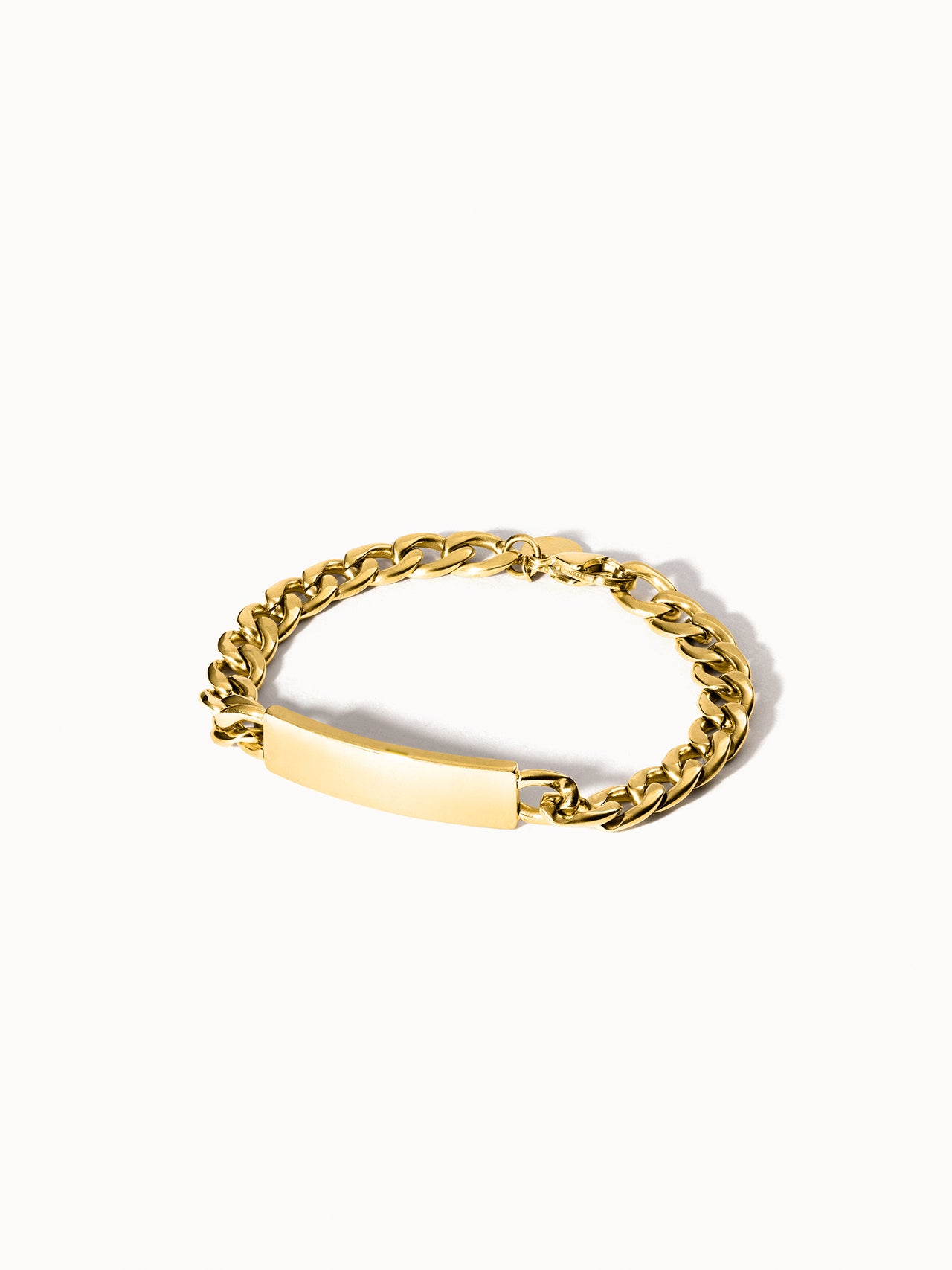 PURELEI Coco Pärchen Armband aus 18K Gold Edelstahl mit gravierbarem Element, clean & elegant inszeniert auf hellem Hintergrund