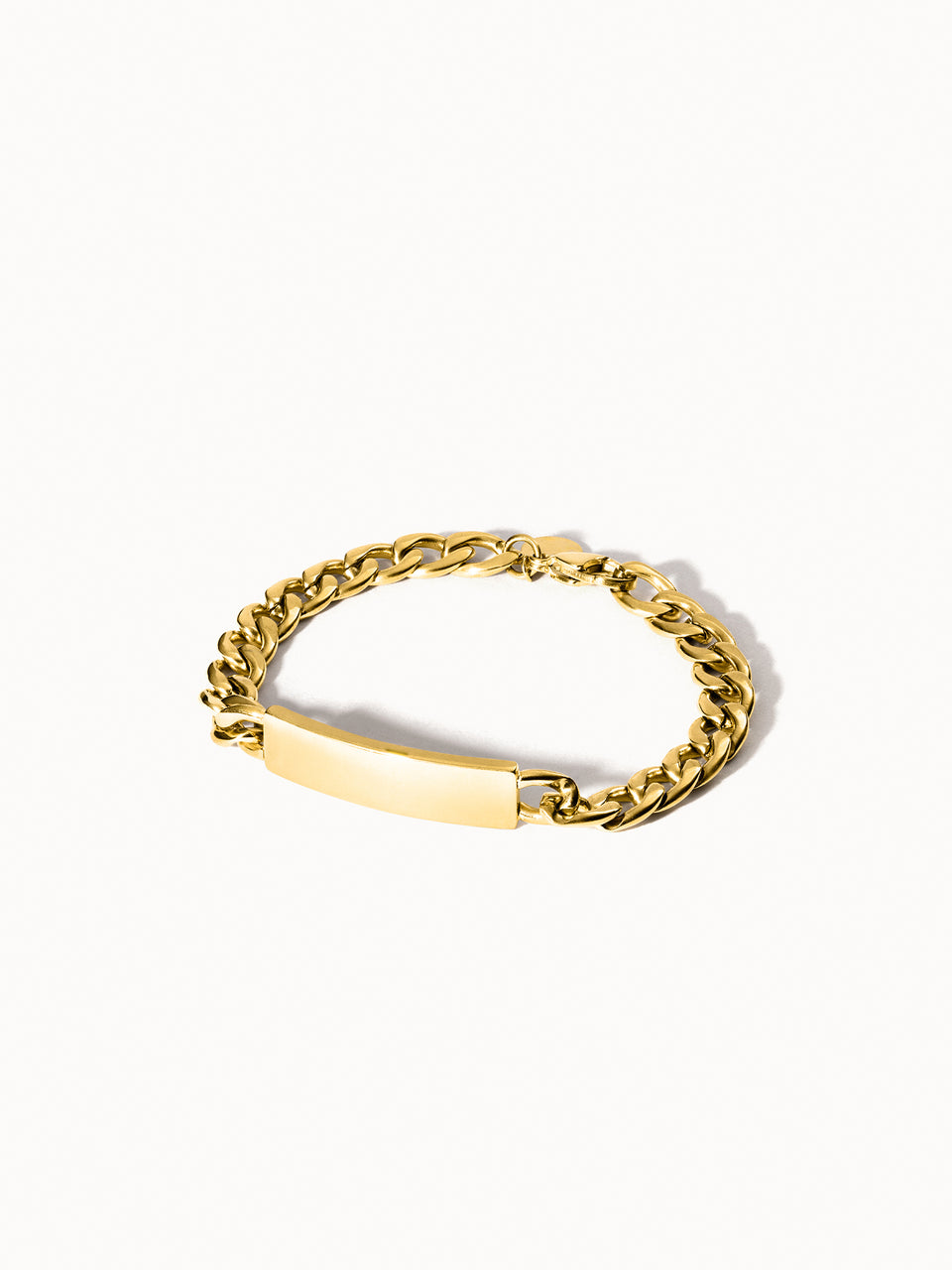 PURELEI Coco Pärchen Armband aus 18K Gold Edelstahl mit gravierbarem Element, clean & elegant inszeniert auf hellem Hintergrund