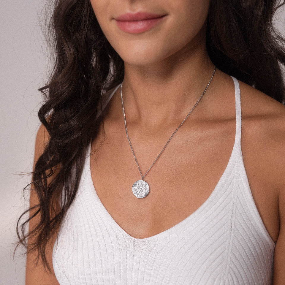 Zodiac Kette aus nickelfreiem Silber mit Sternzeichen-Anhänger, elegant getragen, pure femininer Island-Spirit von PURELEI.