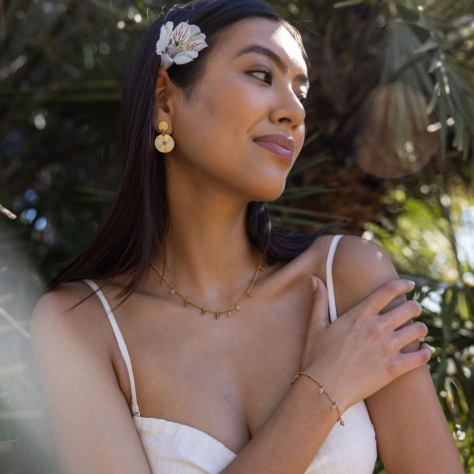 PURELEI Boho Kette aus vergoldetem Edelstahl mit bunten Glasperlen, sommerlich und feminin im natürlichen Licht.