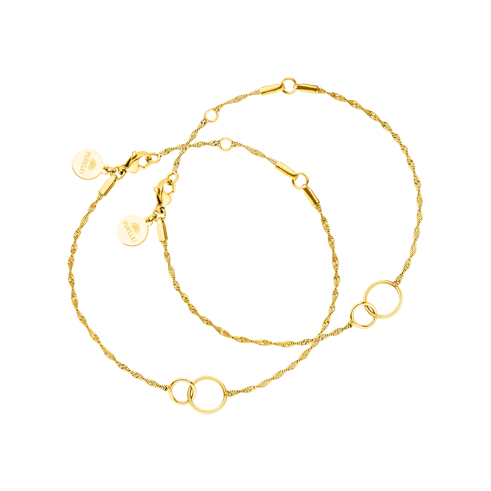 PURELEI Armband Set Kekahi mit zwei goldenen, ineinander greifenden Ringen und feiner Drehung, elegant und symbolisch.