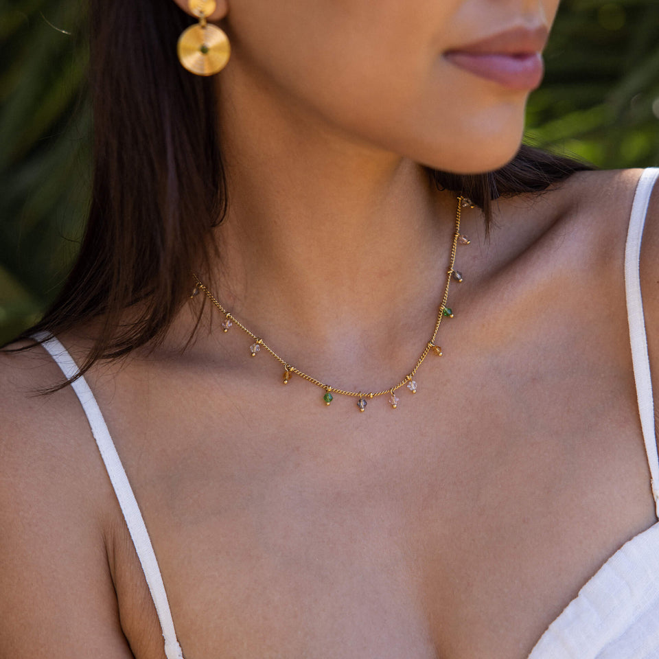 Boho Kette von PURELEI, filigrane 18K Goldkette mit bunten Glasperlen, sommerlich leicht und elegant getragen.