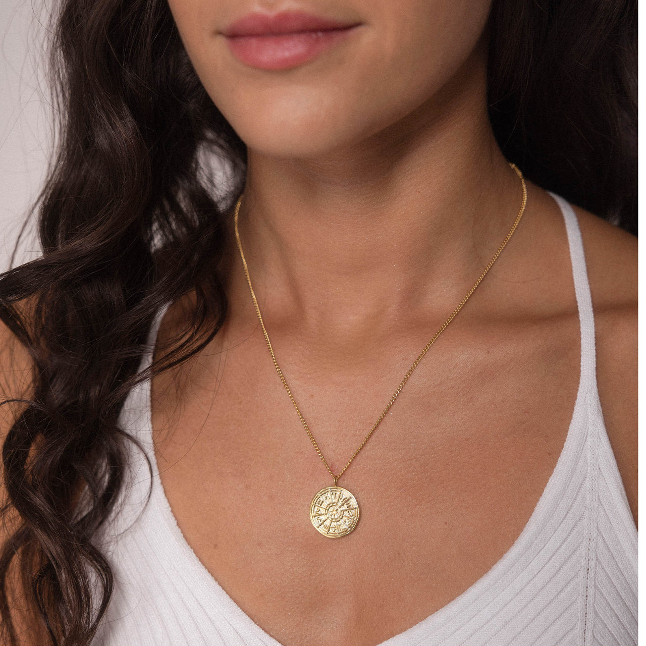 PURELEI Zodiac Kette aus vergoldetem Edelstahl mit Sternzeichen-Anhänger, elegant und feminin getragen am Hals.