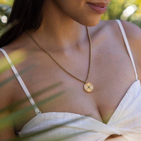 PURELEI Artistic Kette aus vergoldetem Edelstahl mit rundem Anhänger, getragen, strahlt elegante Boho-Leichtigkeit aus.