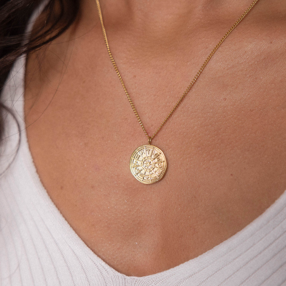 Zodiac Kette von PURELEI, goldvergoldet, filigraner Sternzeichen-Anhänger, elegant und feminin getragen am Hals.