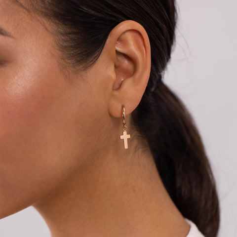 PURELEI Cross Creole Ohrringe aus 18K Roségold Edelstahl mit feinem Kreuzanhänger, elegant und feminin getragen.