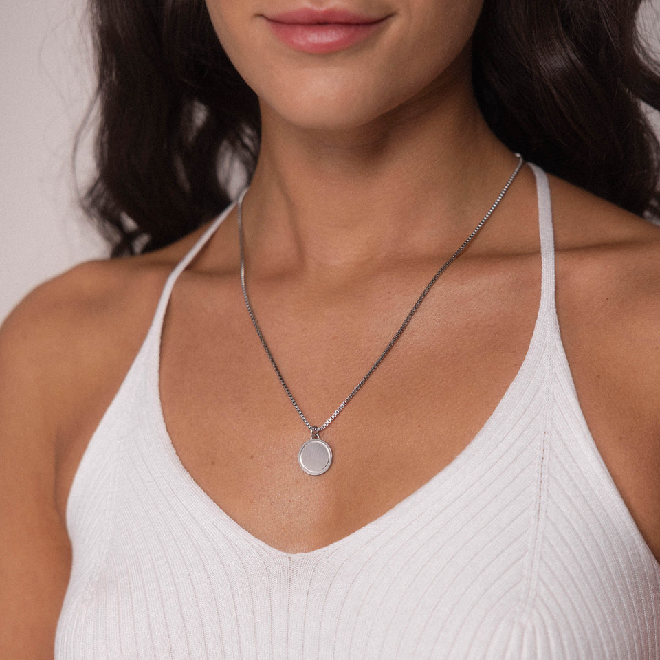 Love Letter Kette aus nickelfreiem, silbernem Edelstahl, schlicht am Hals getragen, PURELEI Eleganz und Island-Spirit.