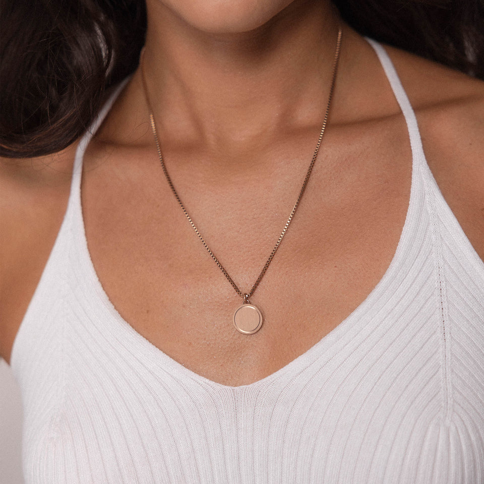 PURELEI Love Letter Kette in Roségold, gravierter Anhänger, filigran, elegant, weich fallende Kette am Dekolleté getragen.