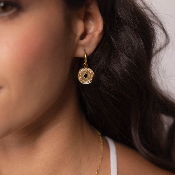PURELEI Lolani Ohrringe aus 18K vergoldetem Edelstahl mit gemustertem Coin und feiner Creole