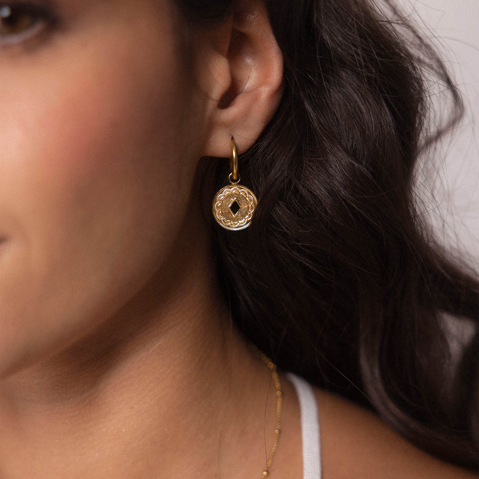 PURELEI Lolani Ohrringe aus 18K vergoldetem Edelstahl mit gemustertem Coin und feiner Creole