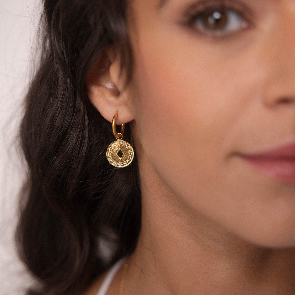 PURELEI Lolani Ohrringe aus 18K vergoldetem Edelstahl mit gemustertem Coin, elegant und nickelfrei getragen.