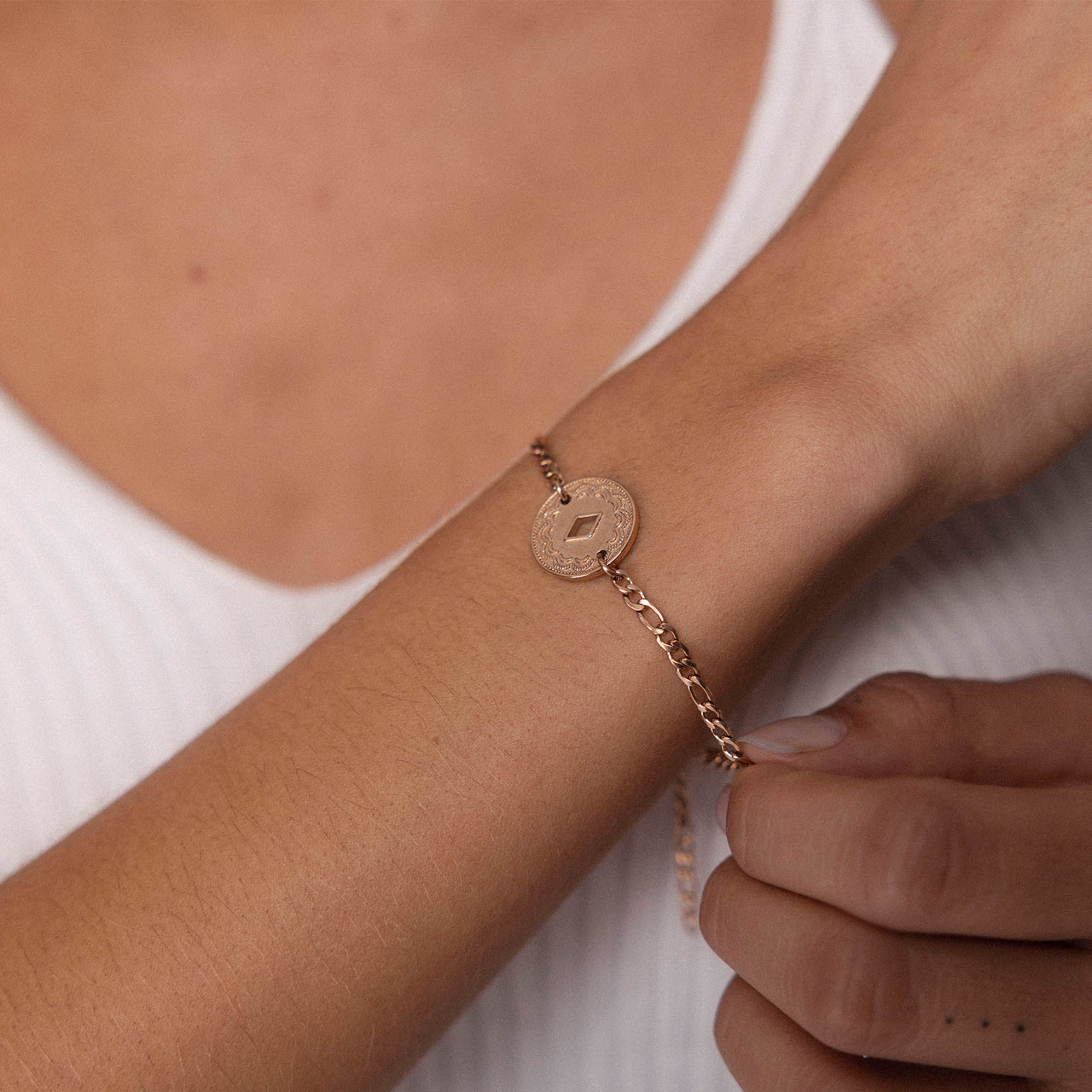 Roségoldenes Lolani Armband mit hawaiianischem Coin, zart am Handgelenk getragen, PURELEI Eleganz und Island-Spirit.