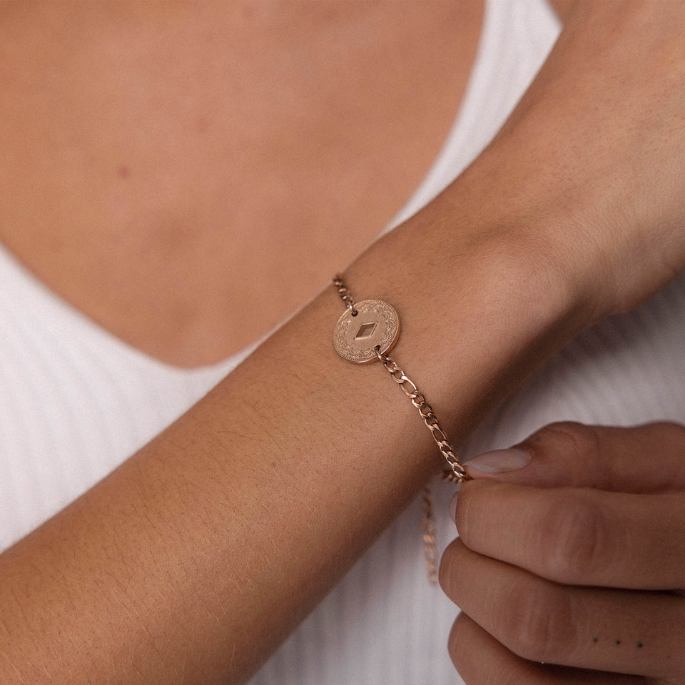 Roségoldenes Lolani Armband mit hawaiianischem Coin, zart am Handgelenk getragen, PURELEI Eleganz und Island-Spirit.