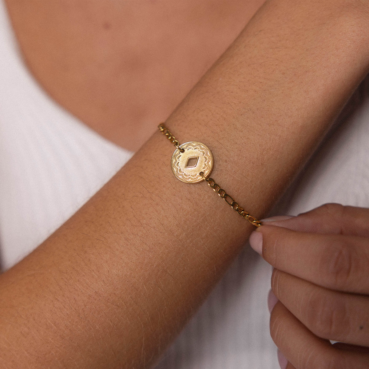 {"color":"Gold"}
