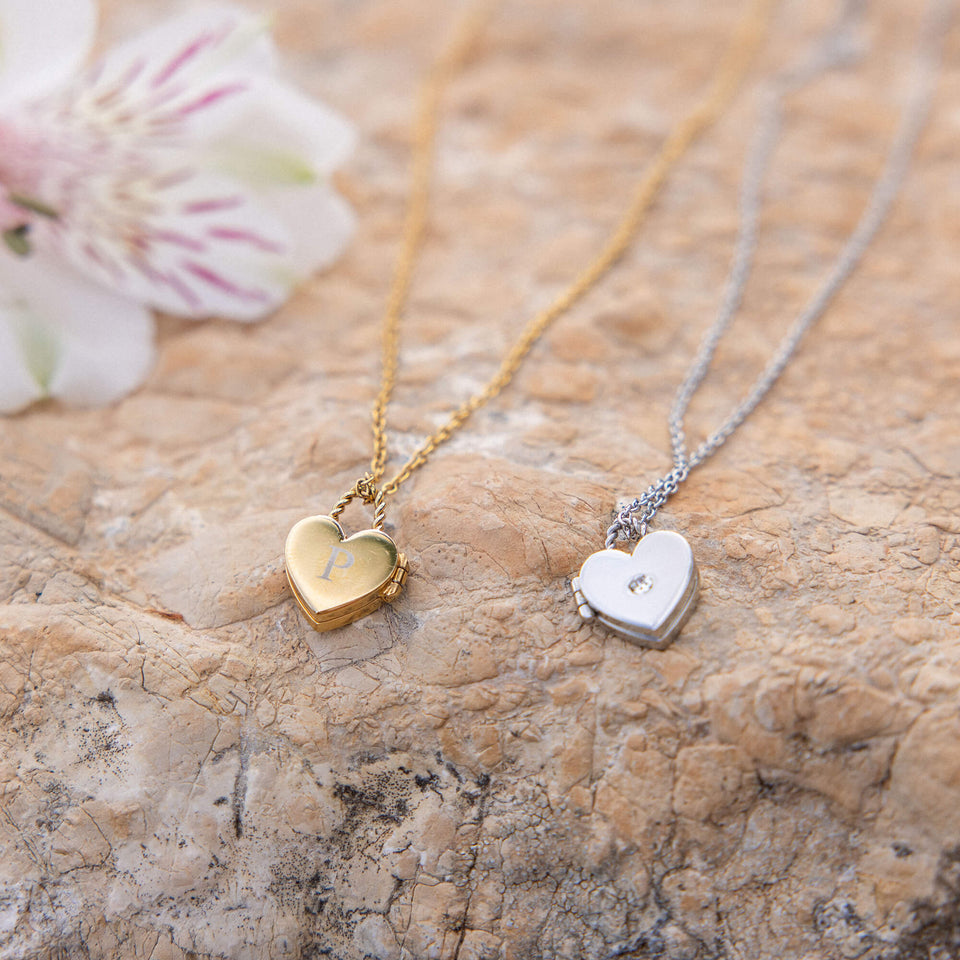 PURELEI Heartbeat Medaillon Kette in Gold und Silber mit Zirkonia auf natürlichem Stein, elegant und feminin.
