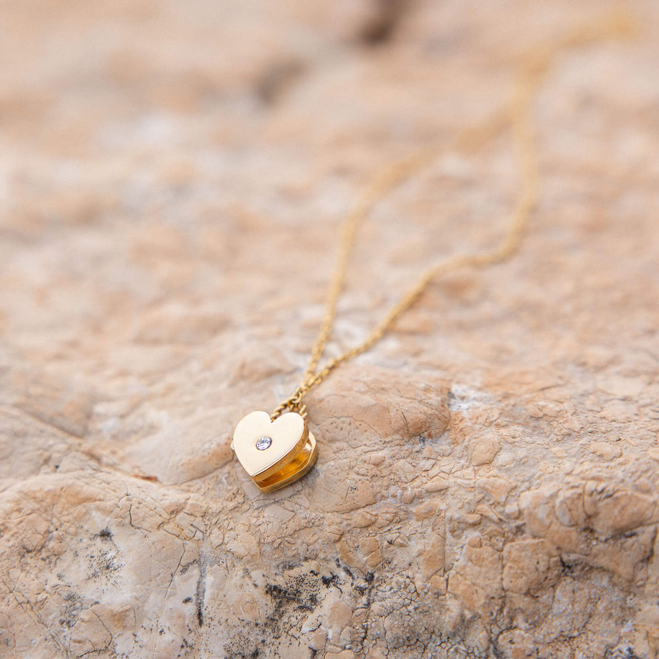 PURELEI Heartbeat Medaillon Kette aus 18K Gold mit Zirkonia auf Naturstein, elegant und feminin gestaltet