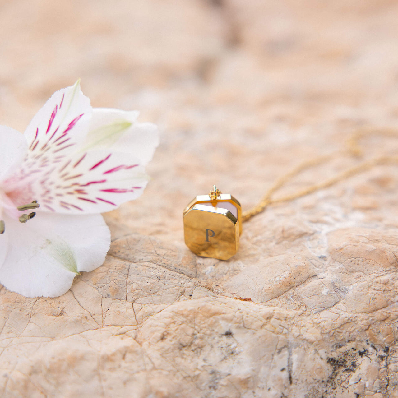 Elegance Medaillon Kette aus 18K Gold Edelstahl mit achteckigem Anhänger auf natürlichem Stein, PURELEI.