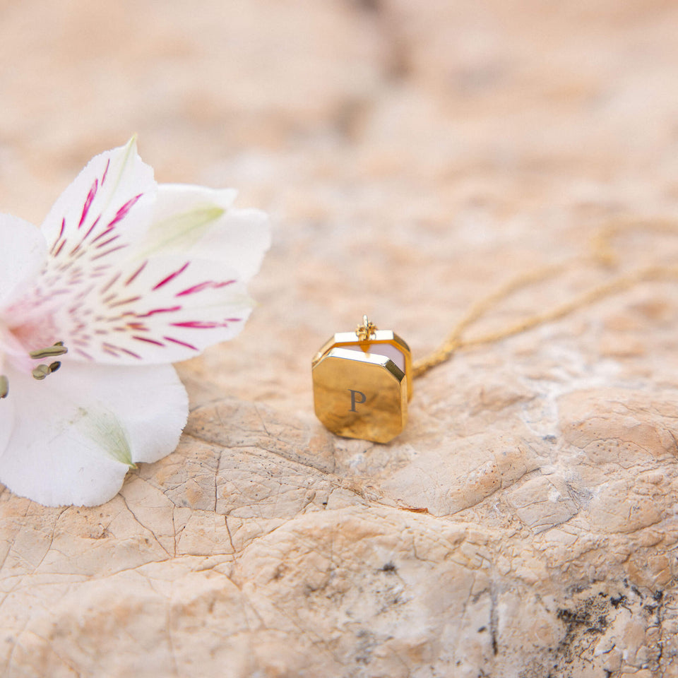 Elegance Medaillon Kette aus 18K Gold Edelstahl mit achteckigem Anhänger auf natürlichem Stein, PURELEI.