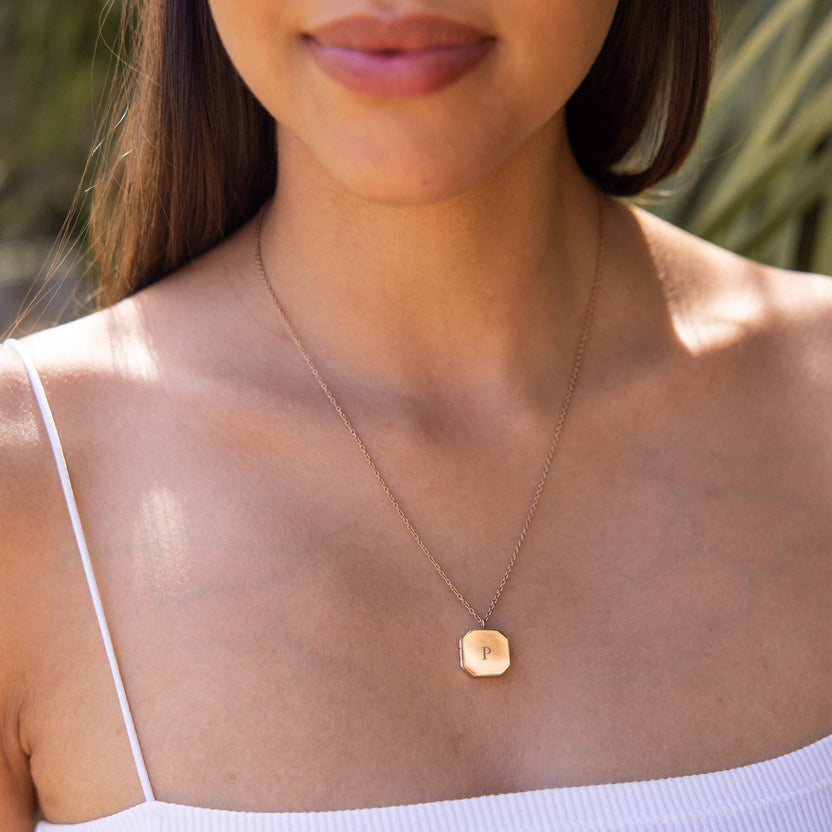 Goldene Kette mit hexagonalem Anhänger, getragen in natürlicher Umgebung – PURELEI.