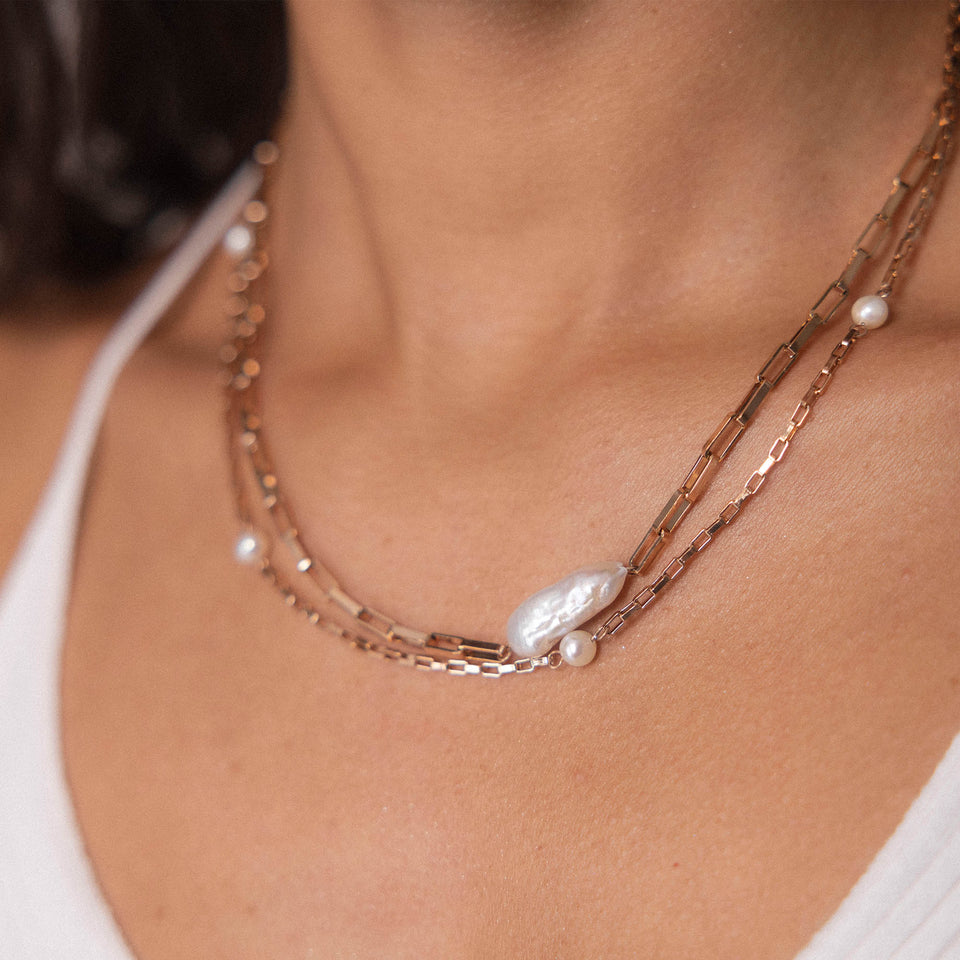 Kapakai Kette von PURELEI, roségoldene Edelstahlkette mit echten Süßwasserperlen, elegant und feminin getragen.
