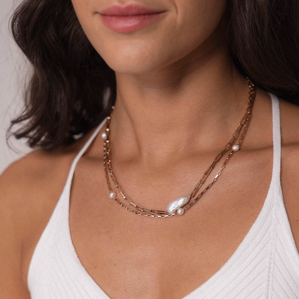 Kapakai Kette von PURELEI, rosegoldene Edelstahlkette mit einzigartigen Süßwasserperlen, elegante Insel-Ästhetik.