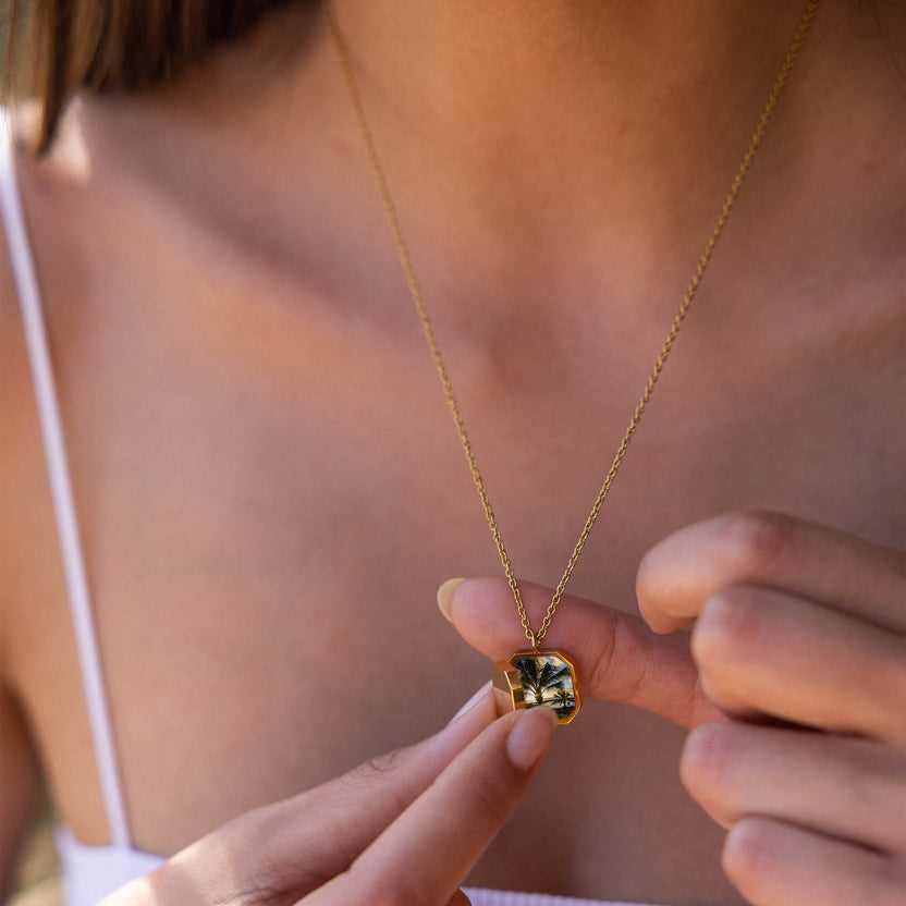 Roségoldene Kette mit hexagonalem Anhänger, getragen in warmem Licht – PURELEI.