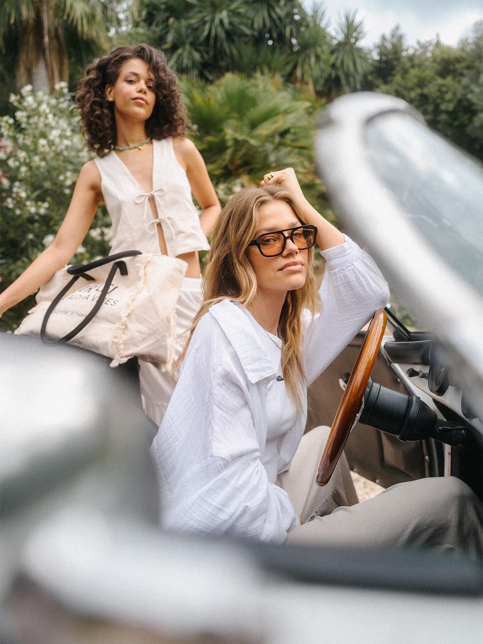 Summer Haze Sonnenbrille von PURELEI mit schwarzem Acetat-Rahmen und braunen Gläsern inspiriert von sonniger Leichtigkeit