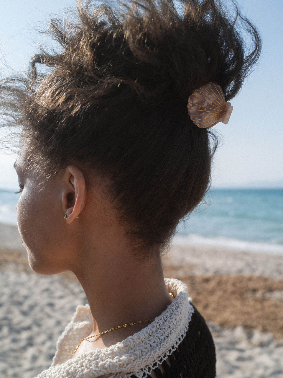 Beige Shell Haarklammer aus Acetat mit Muschel-Design im Haar, PURELEI inspiriert von tropischer Leichtigkeit.