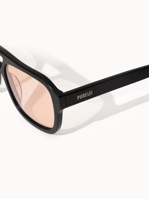 Summer Haze Sonnenbrille mit schwarzem Acetat, braunen Gläsern und goldenem PURELEI Logo, elegant und feminin.