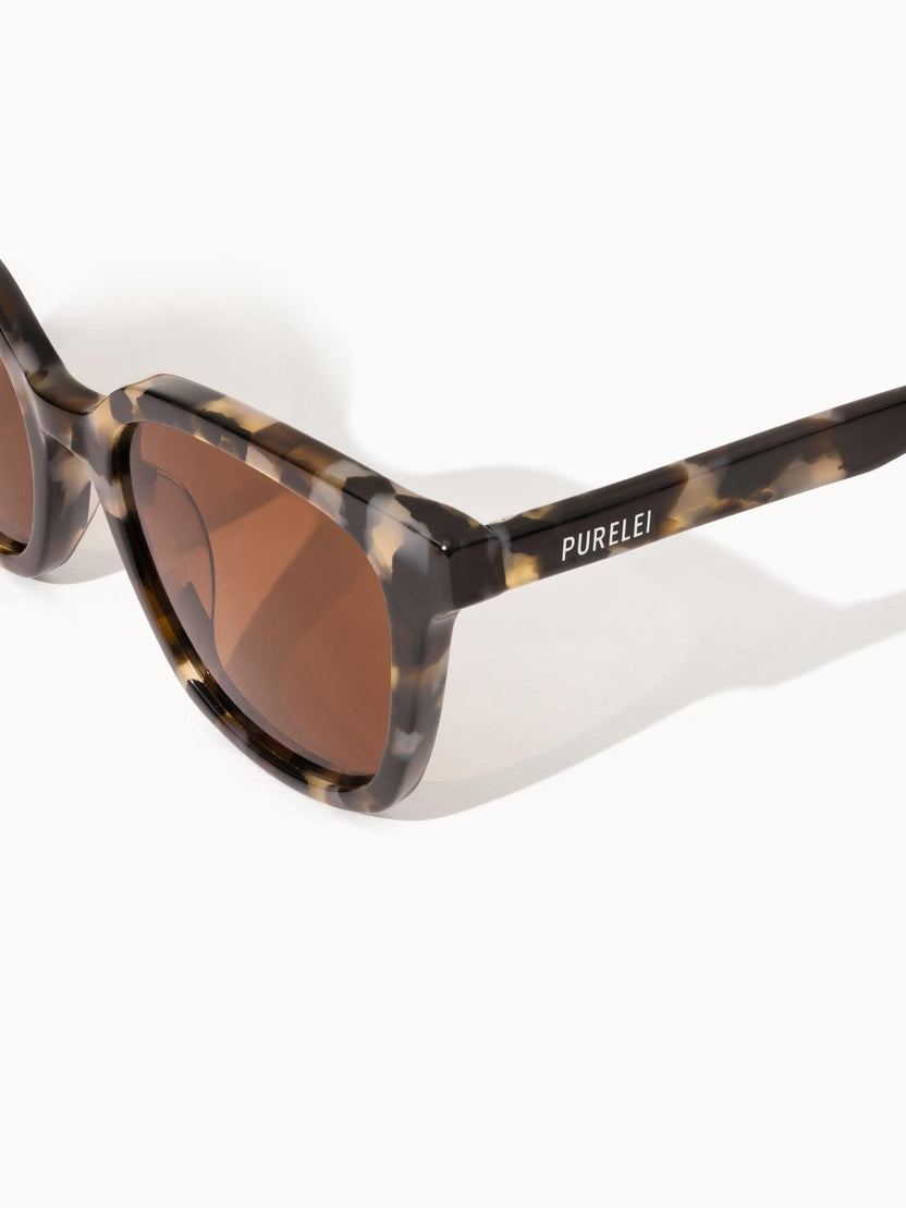 Coconut Bay Sonnenbrille von PURELEI im rechteckigen, tortoise-beigen Acetat-Design mit braunen Gläsern, elegant und zeitlos.