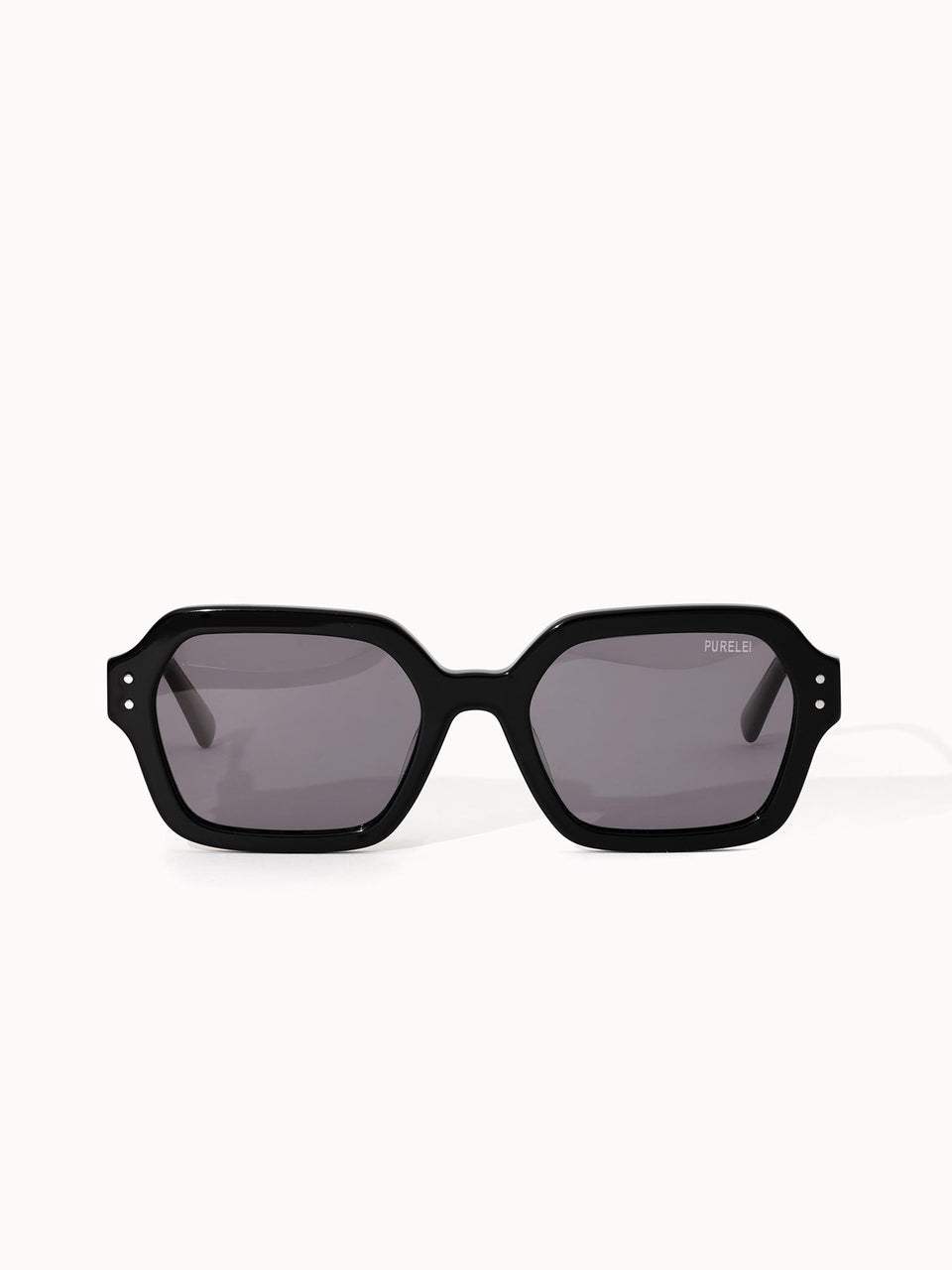 Coastal Core Sonnenbrille von PURELEI mit schwarzem Acetatgestell und markantem, oval-eckigem Design, elegant und modern.
