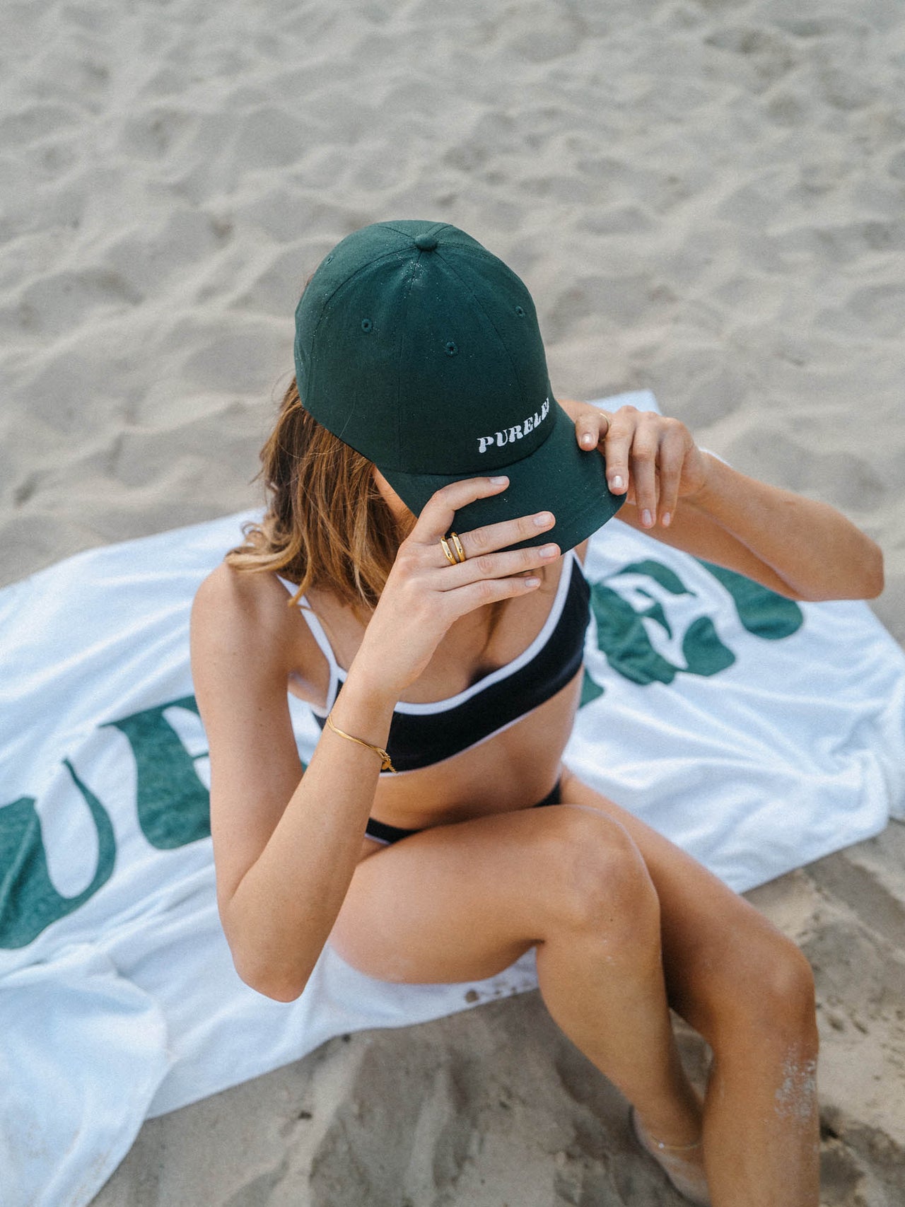 Grüne PURELEI Island Kappe aus Baumwolle mit weißem Schriftzug, zeitloses Design für entspannte Insel-Momente am Strand.