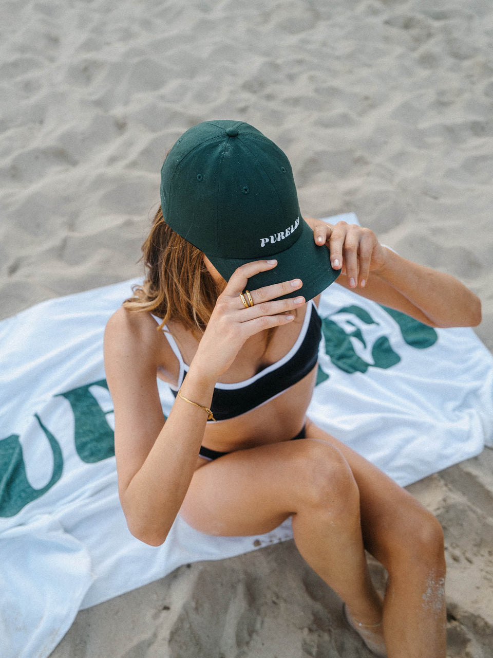 Grüne PURELEI Island Kappe aus Baumwolle mit weißem Schriftzug, zeitloses Design für entspannte Insel-Momente am Strand.