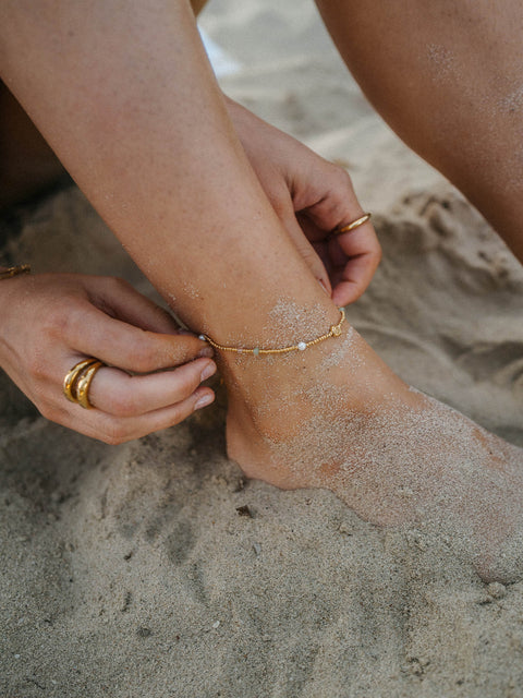 {"color":"Gold"}
