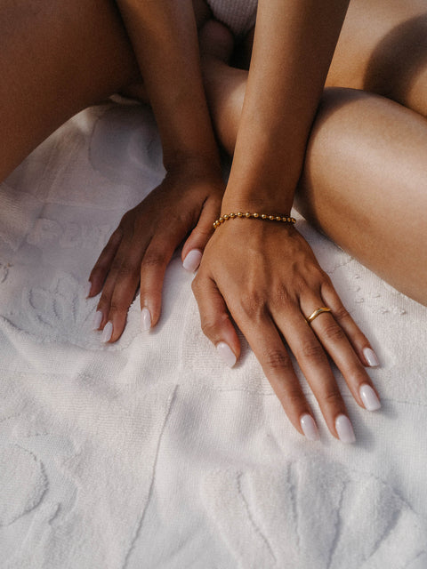 {"color":"Gold"}