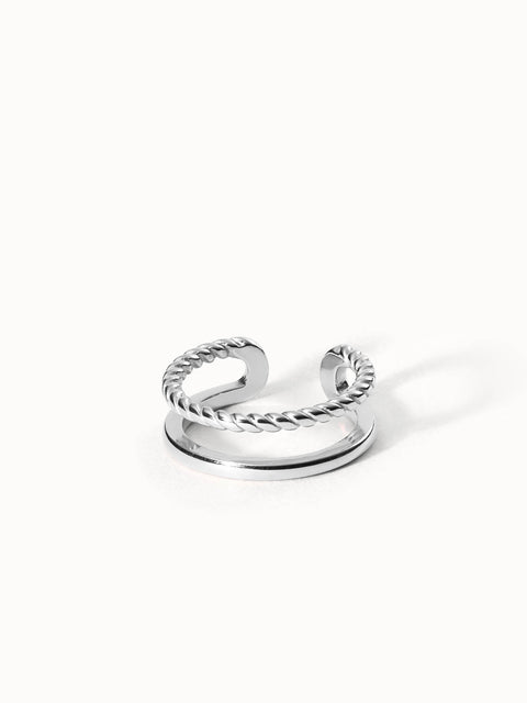 Silberner Ring mit gedrehter Struktur von PURELEI, elegant und modern.