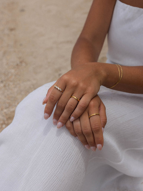{"color":"Gold"}