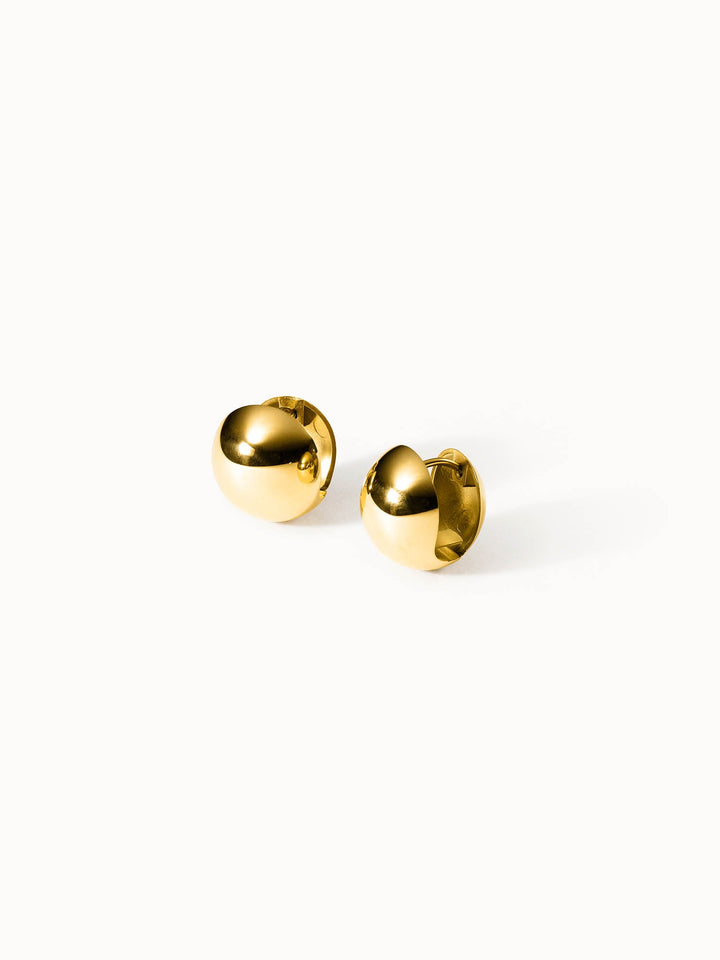 Goldene Ohrringe mit glänzender Oberfläche von PURELEI, elegant und modern.