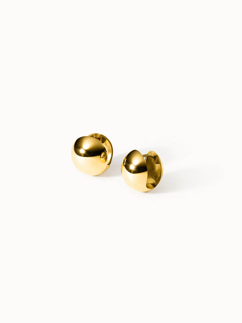 Goldene Ohrringe mit glänzender Oberfläche von PURELEI, elegant und modern.