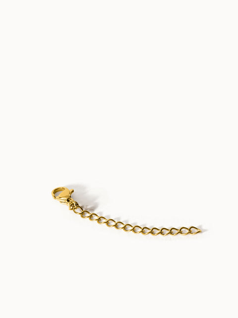 PURELEI Armband Extender aus 18K vergoldetem Edelstahl, fein und elegant auf hellem Hintergrund.
