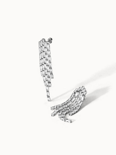 Silberne Ohrringe mit funkelndem Design von PURELEI, elegant und modern.